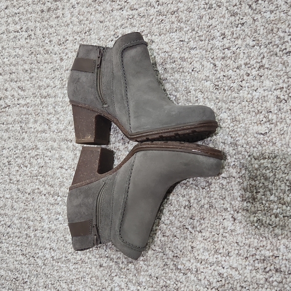 Clarks soft cushion collection booties - Picture 2 of 4